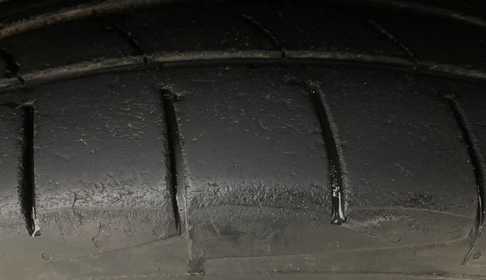 2013 Maruti Swift ZXI, Petrol, Manual, 1,30,139 km, Right Front Tyre Tread