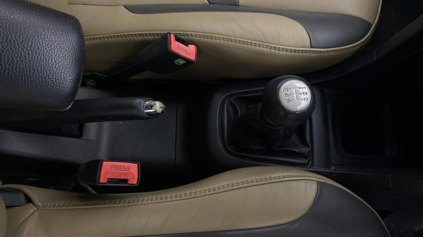 2013 Maruti Swift ZXI, Petrol, Manual, 1,30,139 km, Gear Lever