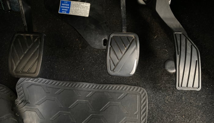 2013 Maruti Swift ZXI, Petrol, Manual, 1,30,139 km, Pedals