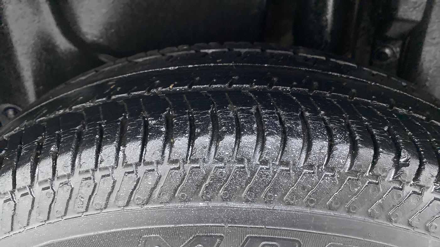 2015 Maruti Swift Dzire VXI, Petrol, Manual, 43,323 km, Left Rear Tyre Tread