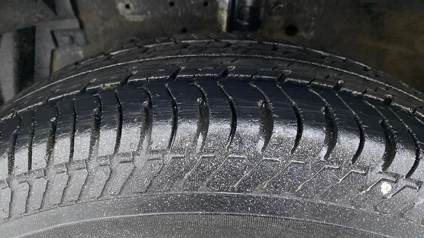 2015 Maruti Swift Dzire VXI, Petrol, Manual, 43,323 km, Left Front Tyre Tread