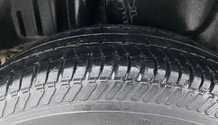 2015 Maruti Swift Dzire VXI, Petrol, Manual, 43,323 km, Right Rear Tyre Tread