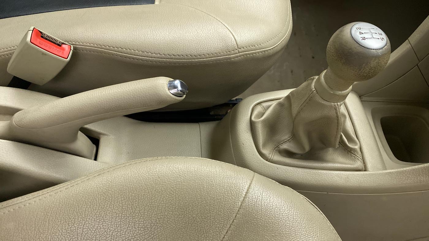 2015 Maruti Swift Dzire VXI, Petrol, Manual, 43,323 km, Gear Lever