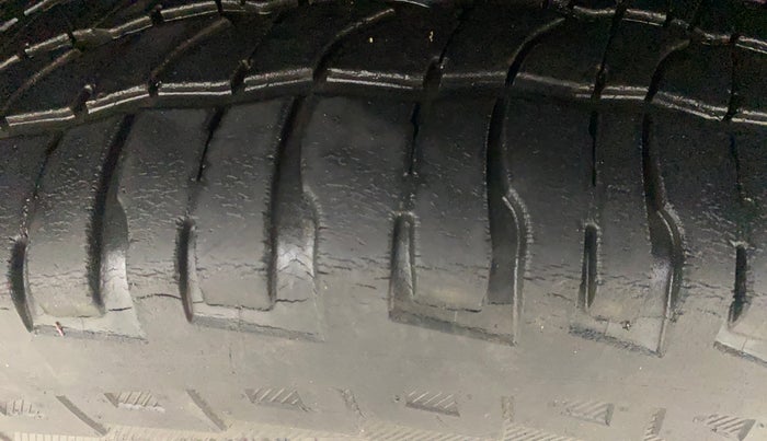 2015 Renault Duster 110 PS RXL DIESEL, Diesel, Manual, 1,08,400 km, Right Front Tyre Tread