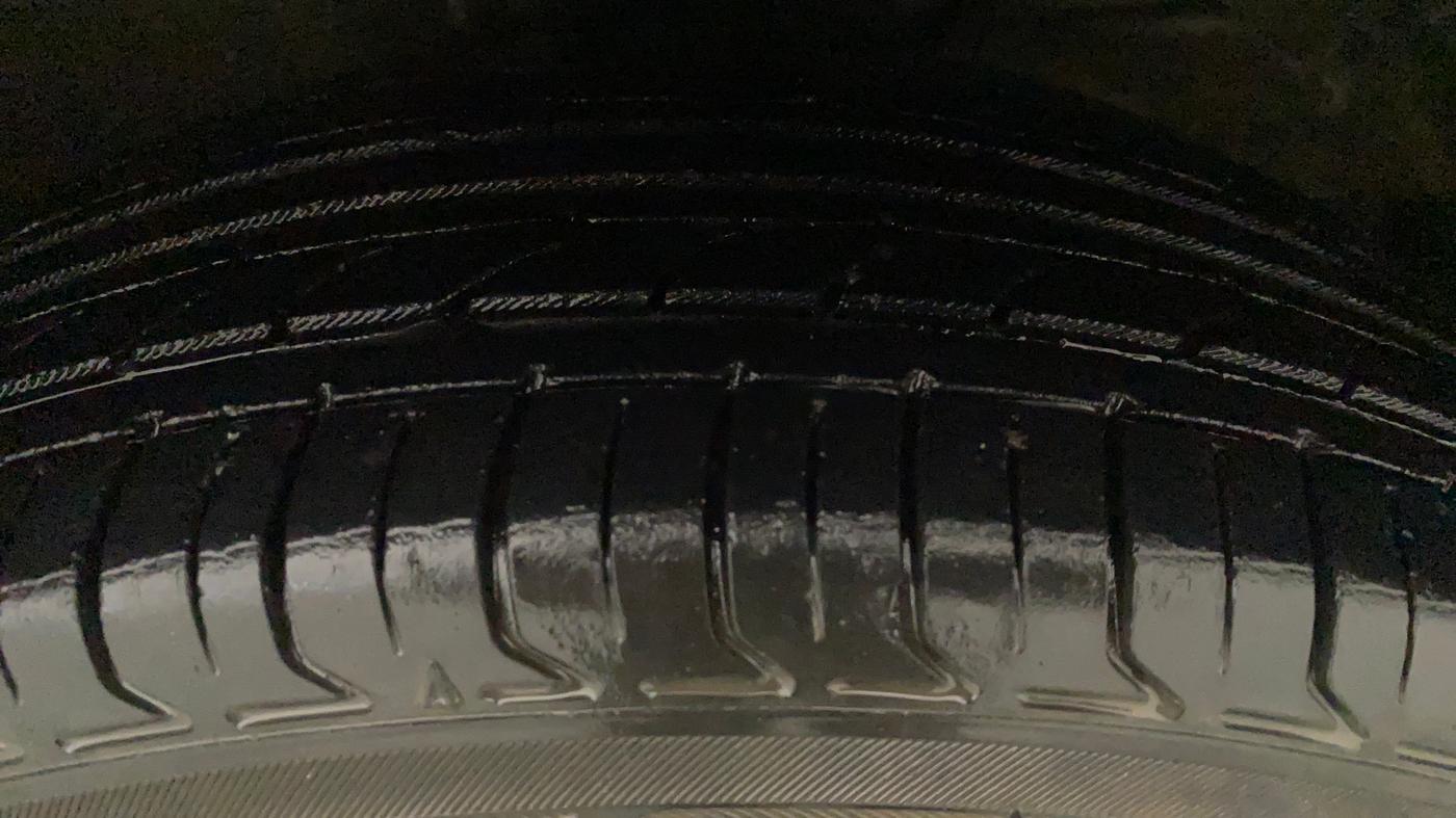 2018 Maruti Dzire ZXI AMT, CNG, Automatic, 99,140 km, Right Front Tyre Tread