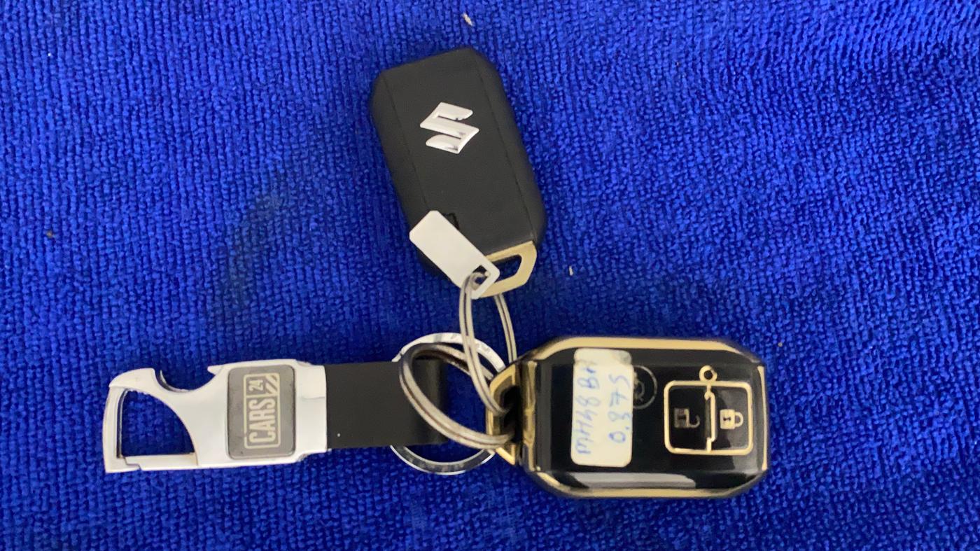 2018 Maruti Dzire ZXI AMT, CNG, Automatic, 99,140 km, Key Close Up