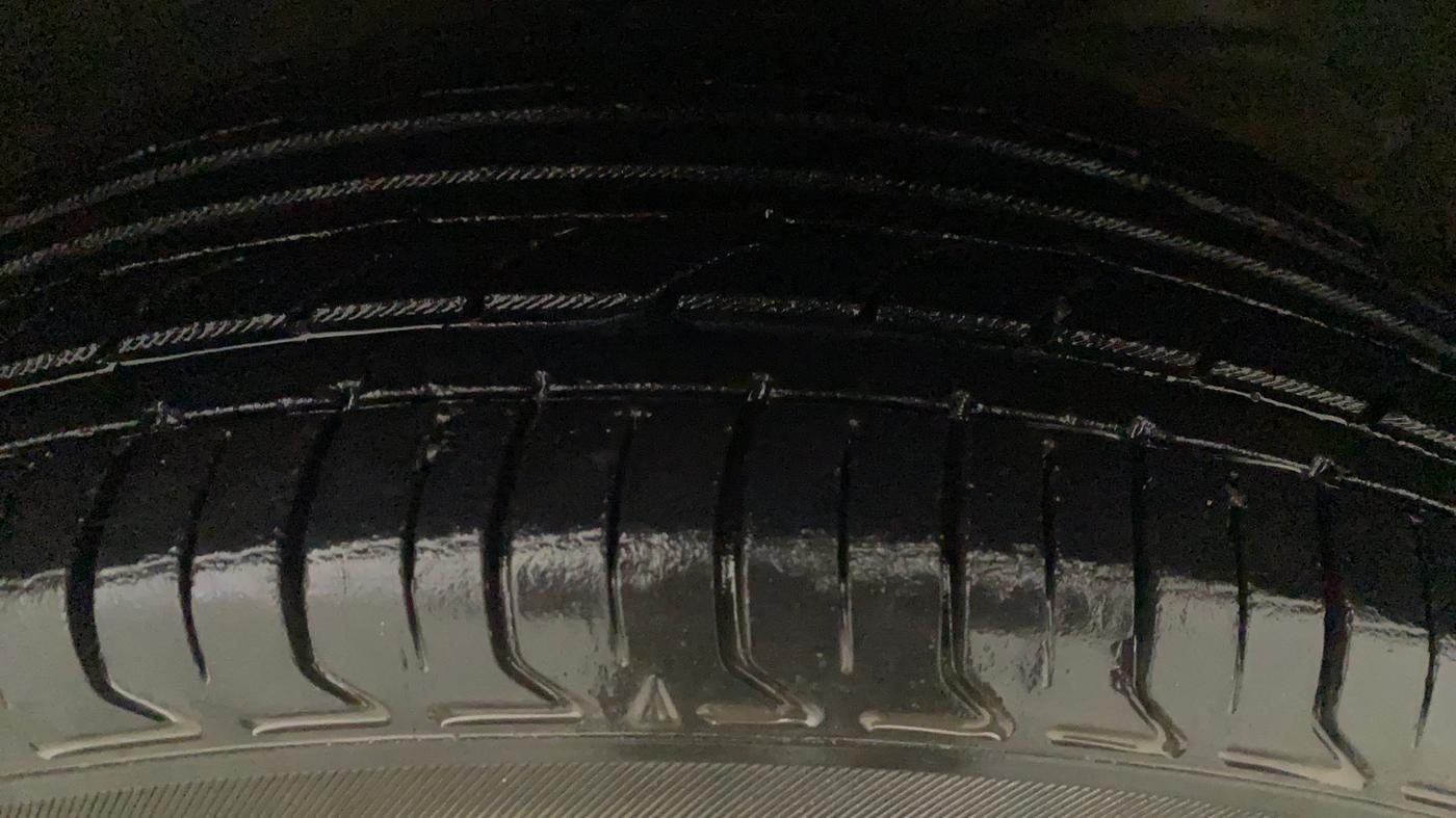 2018 Maruti Dzire ZXI AMT, CNG, Automatic, 99,140 km, Left Front Tyre Tread