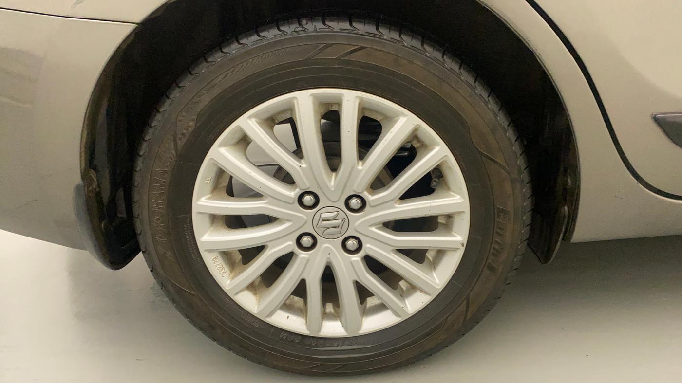 2018 Maruti Dzire ZXI AMT, CNG, Automatic, 99,140 km, Right Rear Wheel