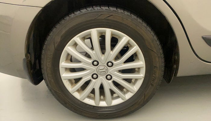 2018 Maruti Dzire ZXI AMT, CNG, Automatic, 99,140 km, Right Rear Wheel