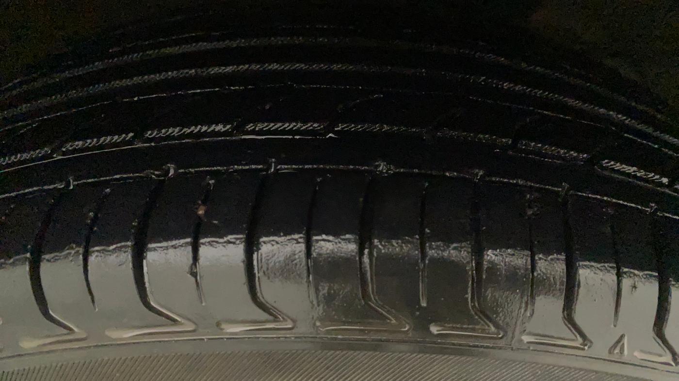 2018 Maruti Dzire ZXI AMT, CNG, Automatic, 99,140 km, Right Rear Tyre Tread