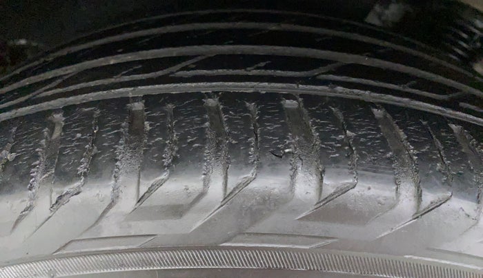 2017 Hyundai Tucson 2WD AT GLS DIESEL, Diesel, Automatic, 86,858 km, Left Front Tyre Tread