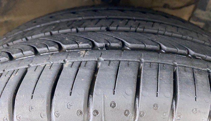 2018 Maruti Ciaz ALPHA 1.3 DDIS SHVS, Diesel, Manual, 82,609 km, Right Front Tyre Tread