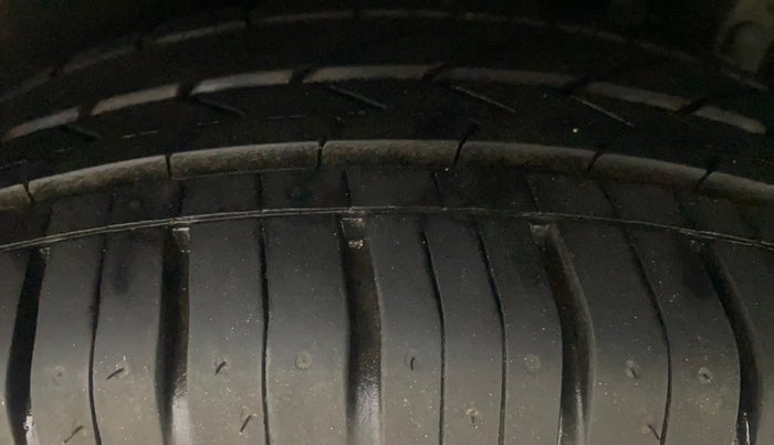 2012 Maruti Ertiga VXI, Petrol, Manual, 1,11,984 km, Left Rear Tyre Tread