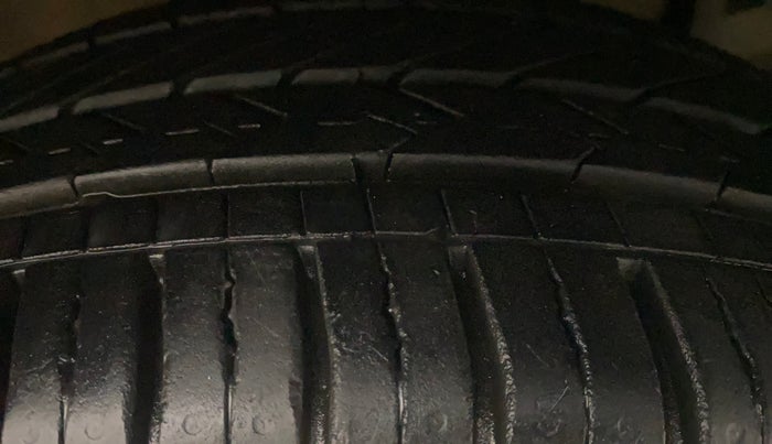 2012 Maruti Ertiga VXI, Petrol, Manual, 1,11,984 km, Right Front Tyre Tread