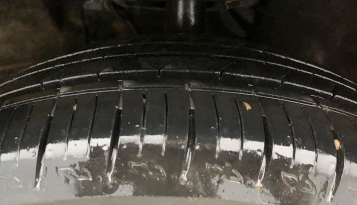 2023 Mahindra XUV700 MX P MT 5 STR, Petrol, Manual, 23,750 km, Right Front Tyre Tread