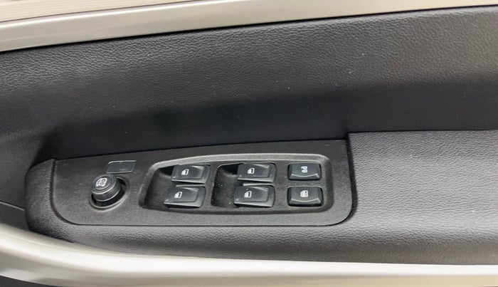 2023 Mahindra XUV700 MX P MT 5 STR, Petrol, Manual, 23,750 km, Driver Side Door Panels Control