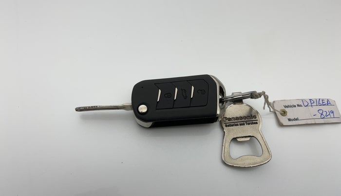 2023 Mahindra XUV700 MX P MT 5 STR, Petrol, Manual, 23,750 km, Key Close Up