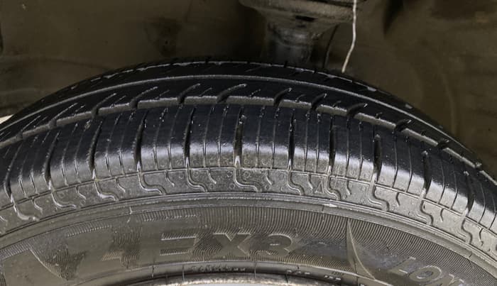2017 Maruti Wagon R 1.0 LXI CNG (O), CNG, Manual, 52,446 km, Left Front Tyre Tread