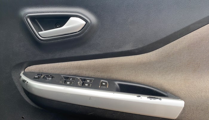 2022 Nissan MAGNITE XV MT, Petrol, Manual, 96,081 km, Driver Side Door Panels Control