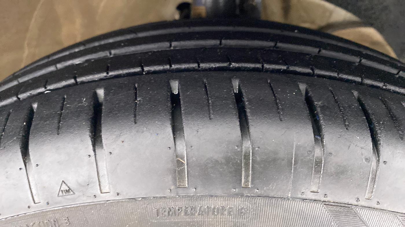 2019 Maruti Swift ZXI + AMT, Petrol, Automatic, 14,851 km, Right Front Tyre Tread