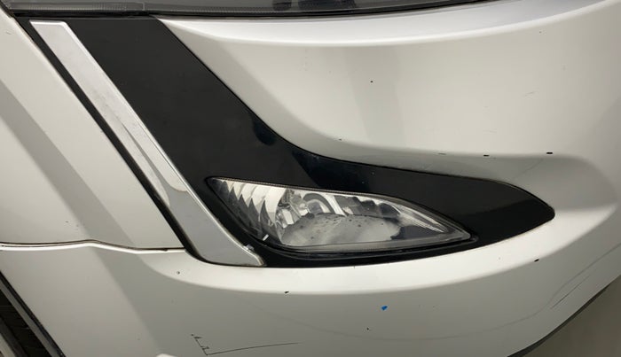 2018 Mahindra XUV500 W7, Diesel, Manual, 1,12,969 km, Right fog light - Minor damage