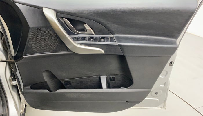 2018 Mahindra XUV500 W7, Diesel, Manual, 1,12,969 km, Driver Side Door Panels Control