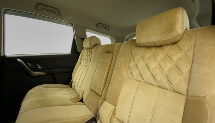 2018 Mahindra XUV500 W7, Diesel, Manual, 1,12,969 km, Right Side Rear Door Cabin
