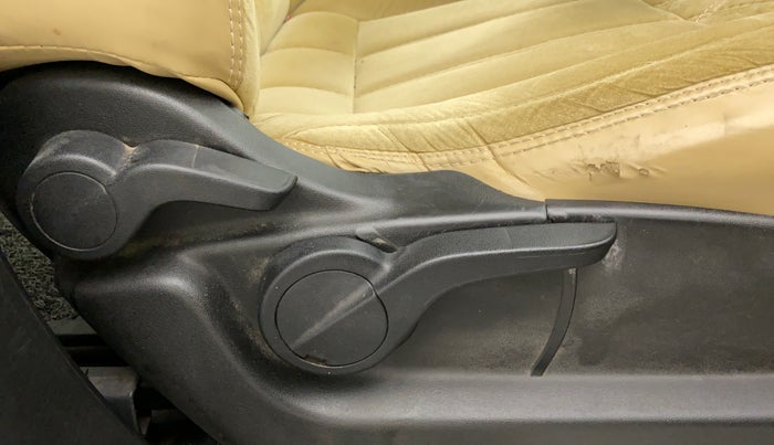 2018 Mahindra XUV500 W7, Diesel, Manual, 1,12,969 km, Driver Side Adjustment Panel