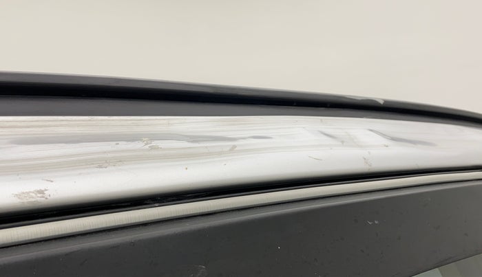 2018 Mahindra XUV500 W7, Diesel, Manual, 1,12,969 km, Right B pillar - Slightly dented