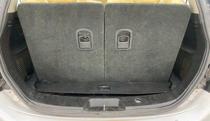 2018 Mahindra XUV500 W7, Diesel, Manual, 1,12,969 km, Boot Inside