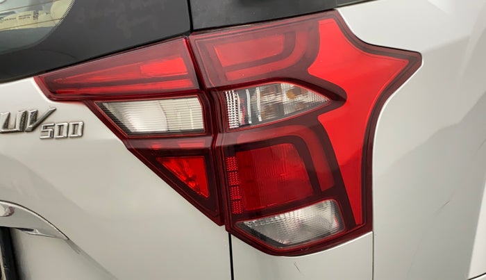 2018 Mahindra XUV500 W7, Diesel, Manual, 1,12,969 km, Right tail light - Minor damage
