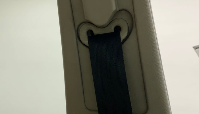 2018 Mahindra XUV500 W7, Diesel, Manual, 1,12,969 km, Front left seat (passenger seat) - Retractor not working