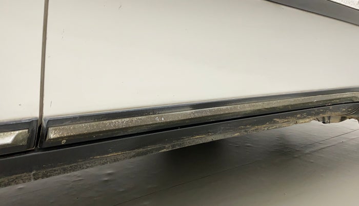 2018 Mahindra XUV500 W7, Diesel, Manual, 1,12,969 km, Right running board - Minor scratches