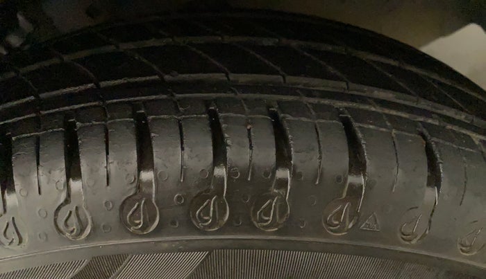 2020 Renault Kwid CLIMBER 1.0 AMT (O), Petrol, Automatic, 13,976 km, Left Rear Tyre Tread