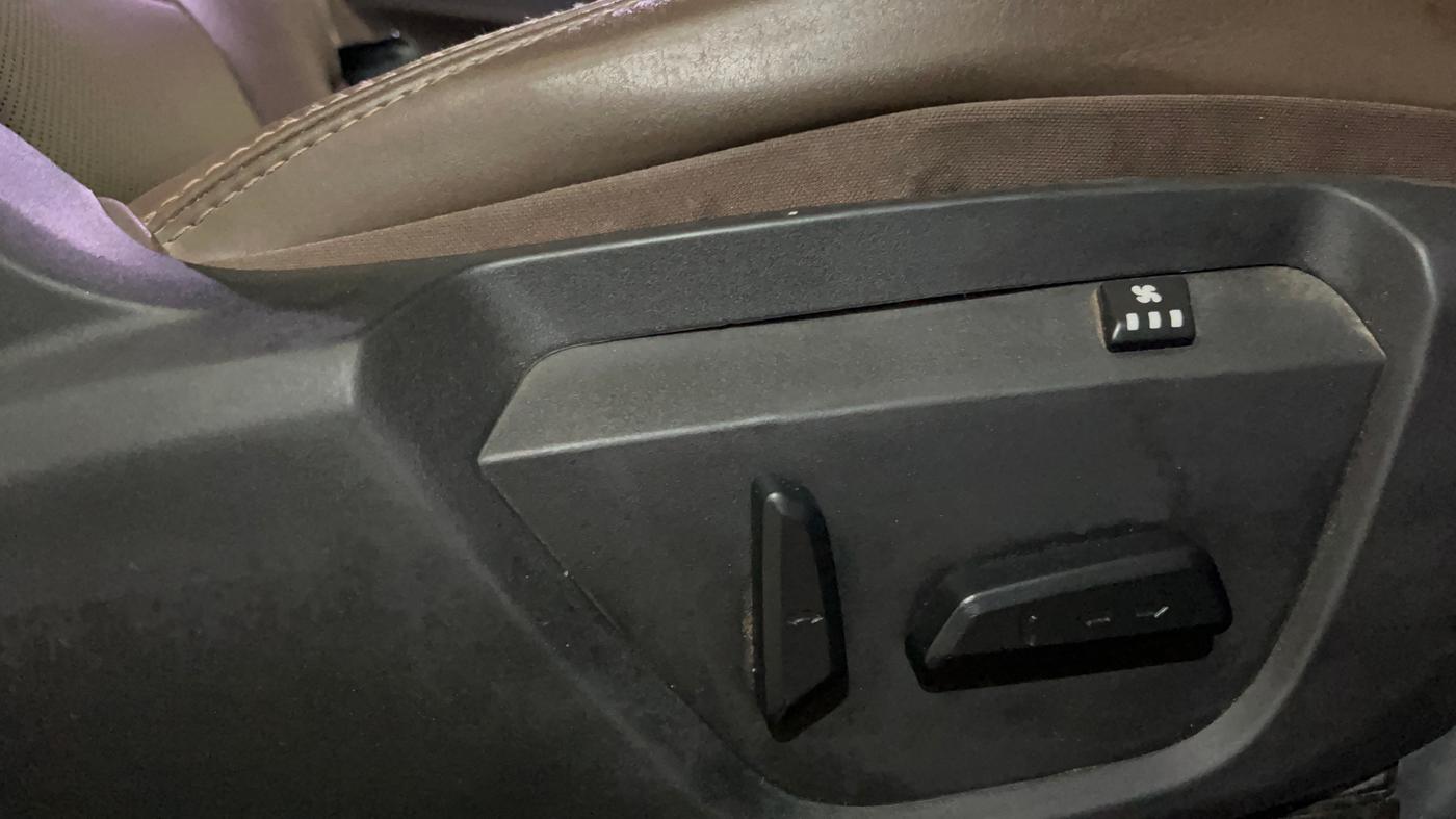 2022 Tata Harrier XZA PLUS 2.0L, Diesel, Automatic, 1,14,866 km, Driver Side Adjustment Panel