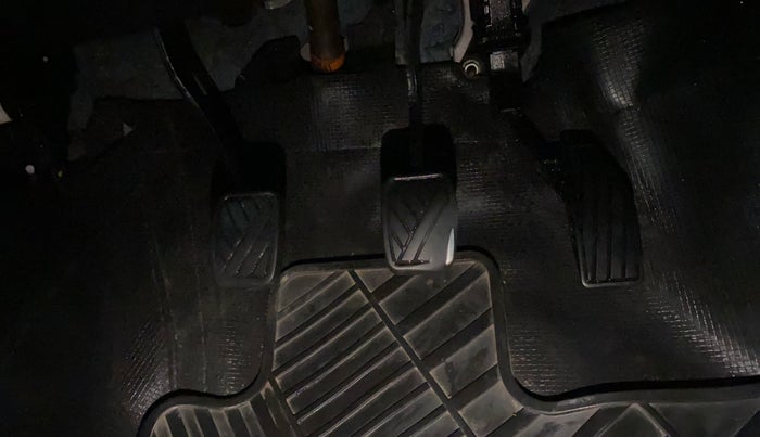 2017 Maruti Baleno DELTA PETROL 1.2, CNG, Manual, 1,02,072 km, Pedals