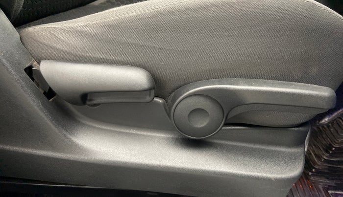 2017 Maruti Vitara Brezza ZDI PLUS DUAL TONE, Diesel, Manual, 84,213 km, Driver Side Adjustment Panel