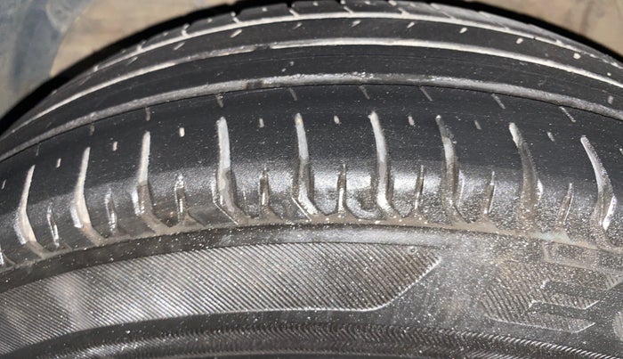 2019 Maruti Swift VXI AMT, Petrol, Automatic, 1,30,885 km, Left Front Tyre Tread