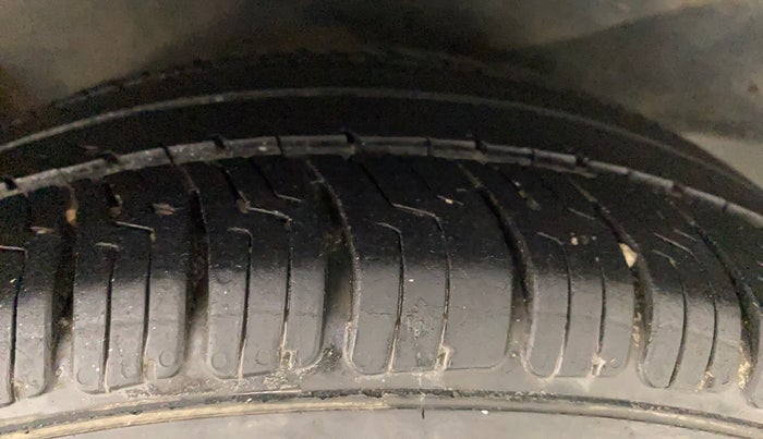 2015 Honda Brio S MT, Petrol, Manual, 74,129 km, Right Rear Tyre Tread