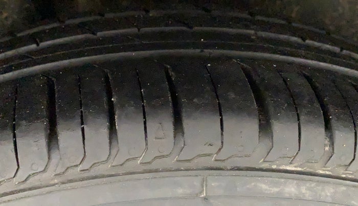 2015 Maruti Ciaz  ZDI SHVS, Diesel, Manual, 70,432 km, Right Rear Tyre Tread