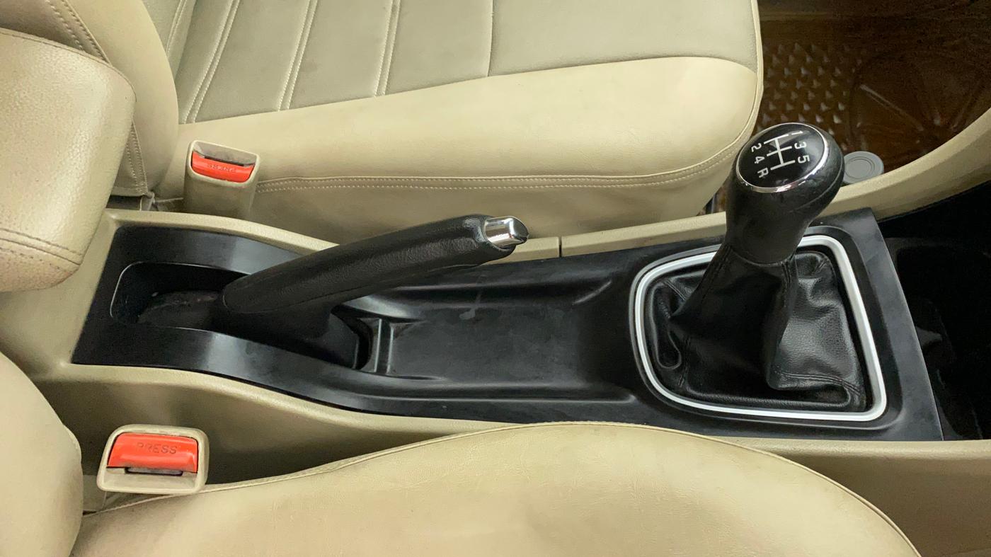 2015 Maruti Ciaz  ZDI SHVS, Diesel, Manual, 70,432 km, Gear Lever