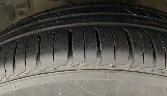 2015 Maruti Ciaz  ZDI SHVS, Diesel, Manual, 70,432 km, Left Front Tyre Tread