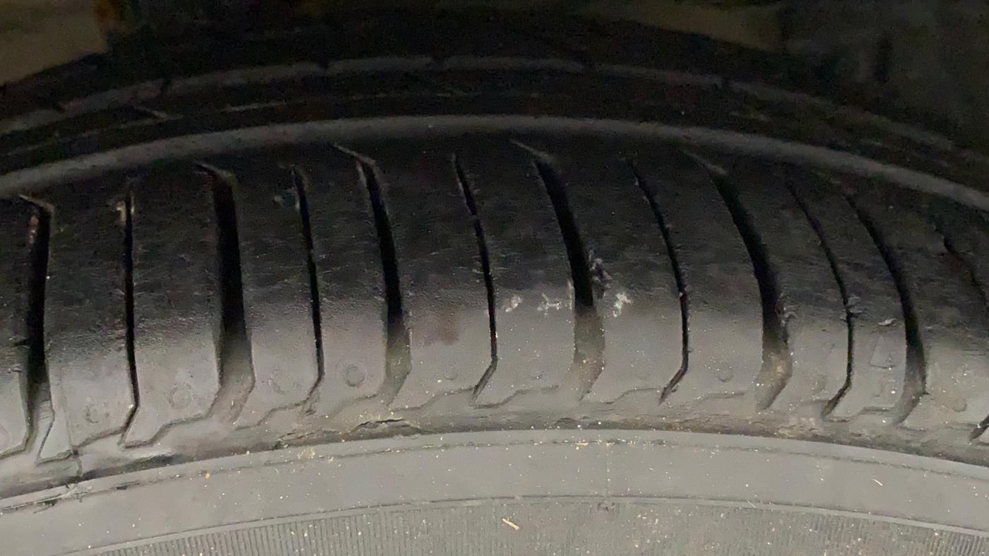 2015 Maruti Ciaz  ZDI SHVS, Diesel, Manual, 70,432 km, Right Front Tyre Tread