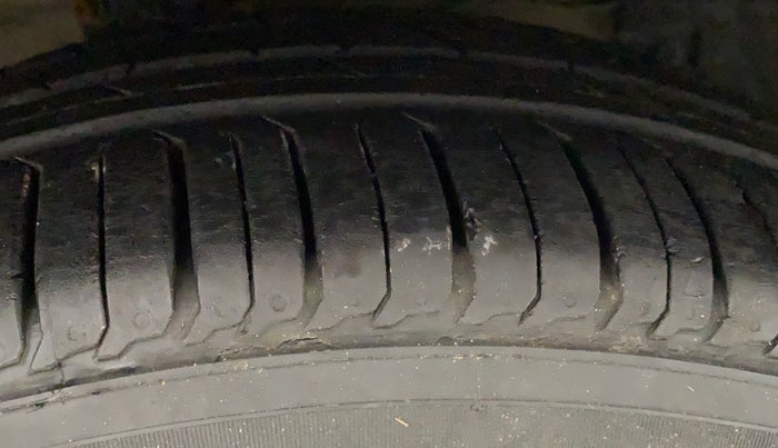 2015 Maruti Ciaz  ZDI SHVS, Diesel, Manual, 70,432 km, Right Front Tyre Tread