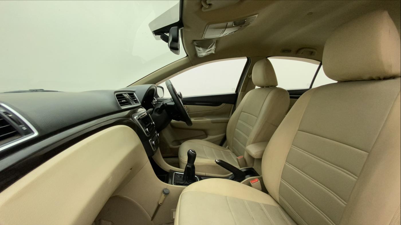 2015 Maruti Ciaz  ZDI SHVS, Diesel, Manual, 70,432 km, Right Side Front Door Cabin