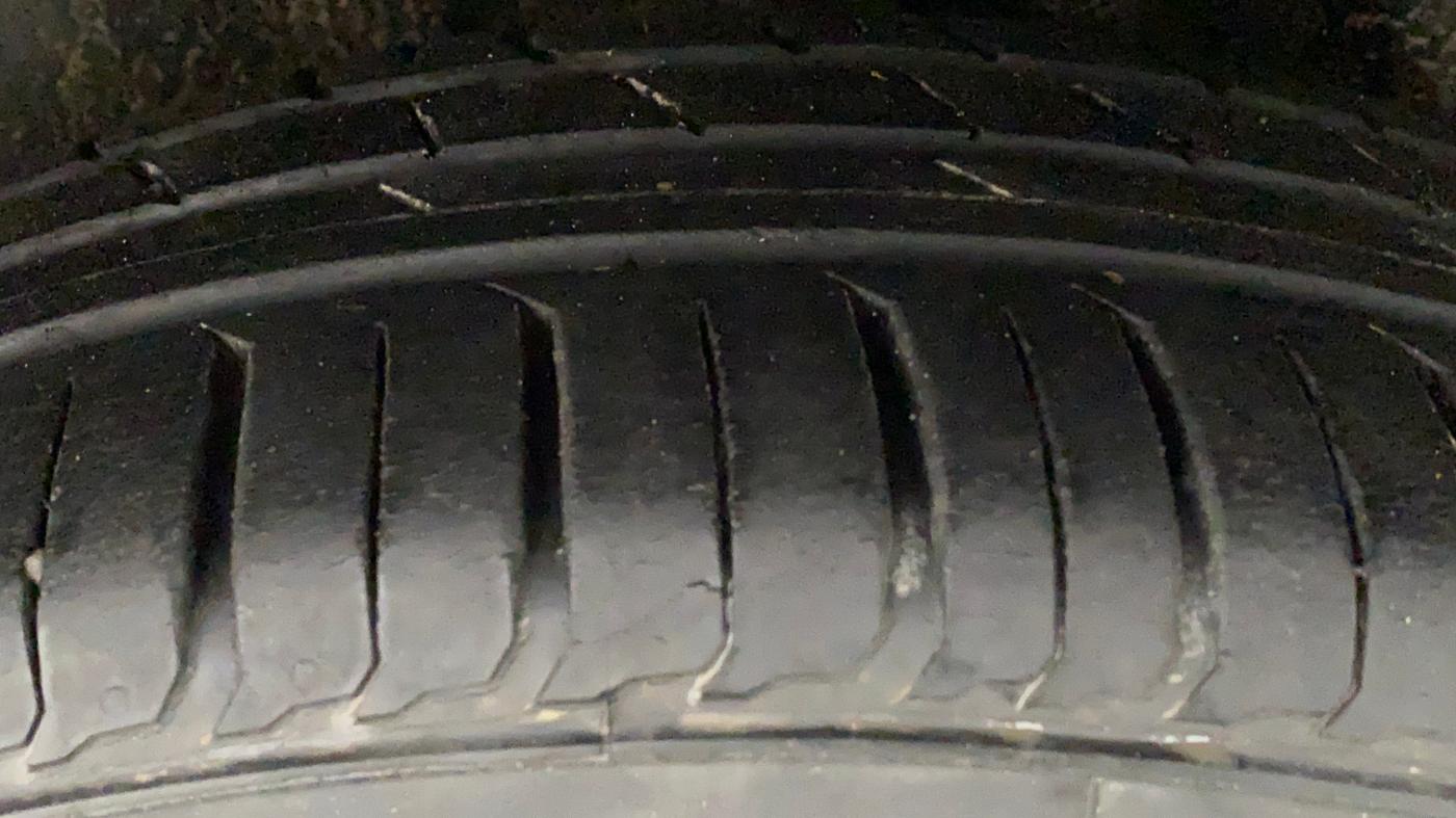 2015 Maruti Ciaz  ZDI SHVS, Diesel, Manual, 70,432 km, Left Rear Tyre Tread