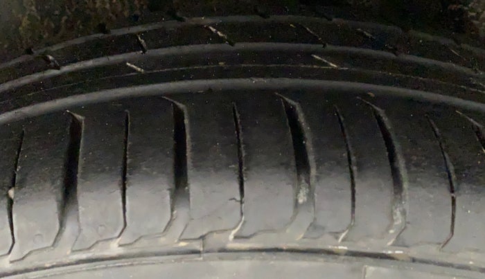 2015 Maruti Ciaz  ZDI SHVS, Diesel, Manual, 70,432 km, Left Rear Tyre Tread