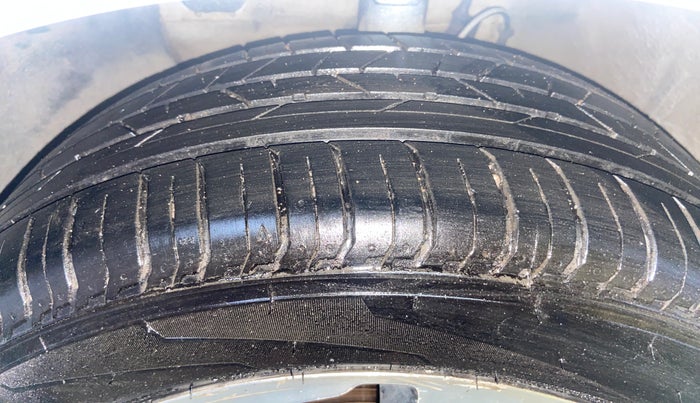 2017 Hyundai Elite i20 ASTA 1.2 DUAL TONE, Petrol, Manual, 1,23,384 km, Left Front Tyre Tread