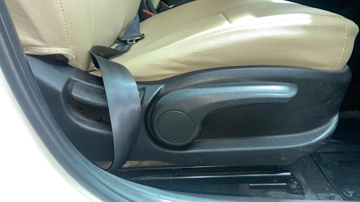 2017 Hyundai Elite i20 ASTA 1.2 DUAL TONE, Petrol, Manual, 1,23,697 km, Driver Side Adjustment Panel