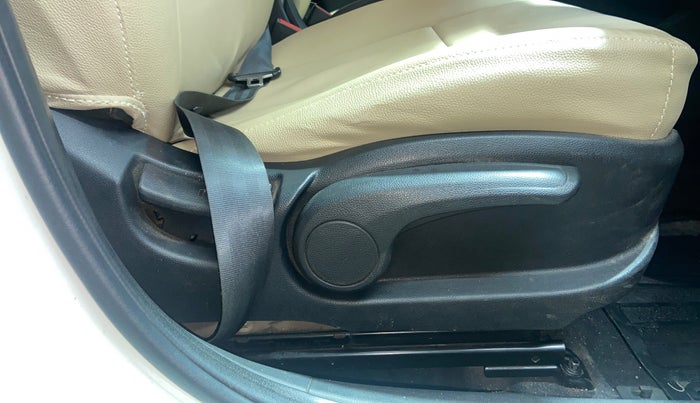 2017 Hyundai Elite i20 ASTA 1.2 DUAL TONE, Petrol, Manual, 1,23,384 km, Driver Side Adjustment Panel